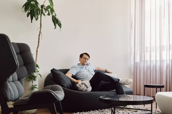 Ein Rückzugsbereich mit bequemer Couch