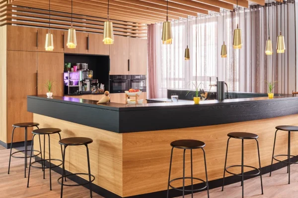 An der Bar gibt es immer Kaffee und kühle Getränke