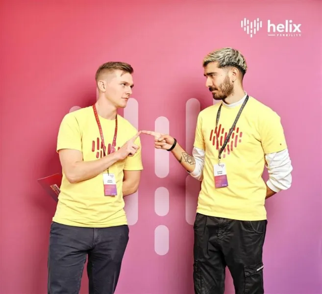 Lenny und Can schauen sich in die Augen, sieh sehen verliebt aus. 